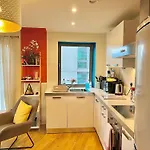 Skyview Apartment By Noknokstay - City Centre With Parking - Group, Family, Business