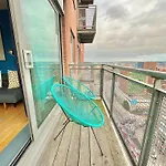 Skyview Apartment By Noknokstay - City Centre With Parking - Group, Family, Business